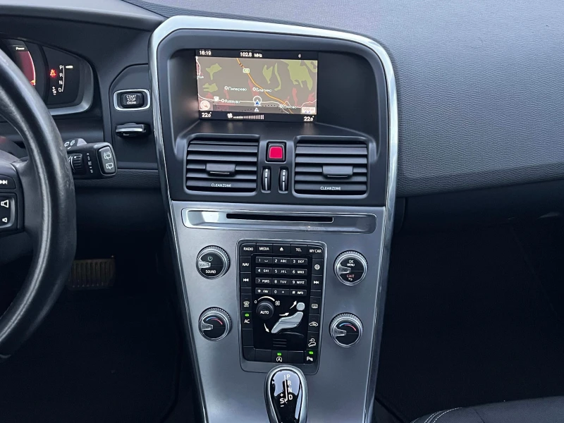 Volvo XC60 2.4d AWD Business Plus ОБСЛУЖЕН, снимка 9 - Автомобили и джипове - 53090739