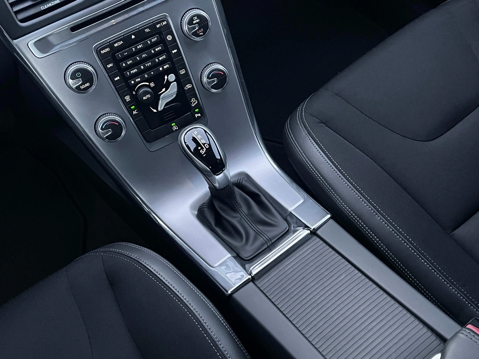 Volvo XC60 2.4d AWD Business Plus ОБСЛУЖЕН - изображение 10