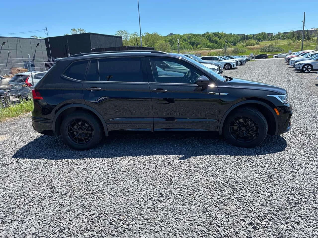 VW Tiguan * Comfortline R Line Black Edition * АВТОКРЕДИТ* , снимка 3 - Автомобили и джипове - 54908950