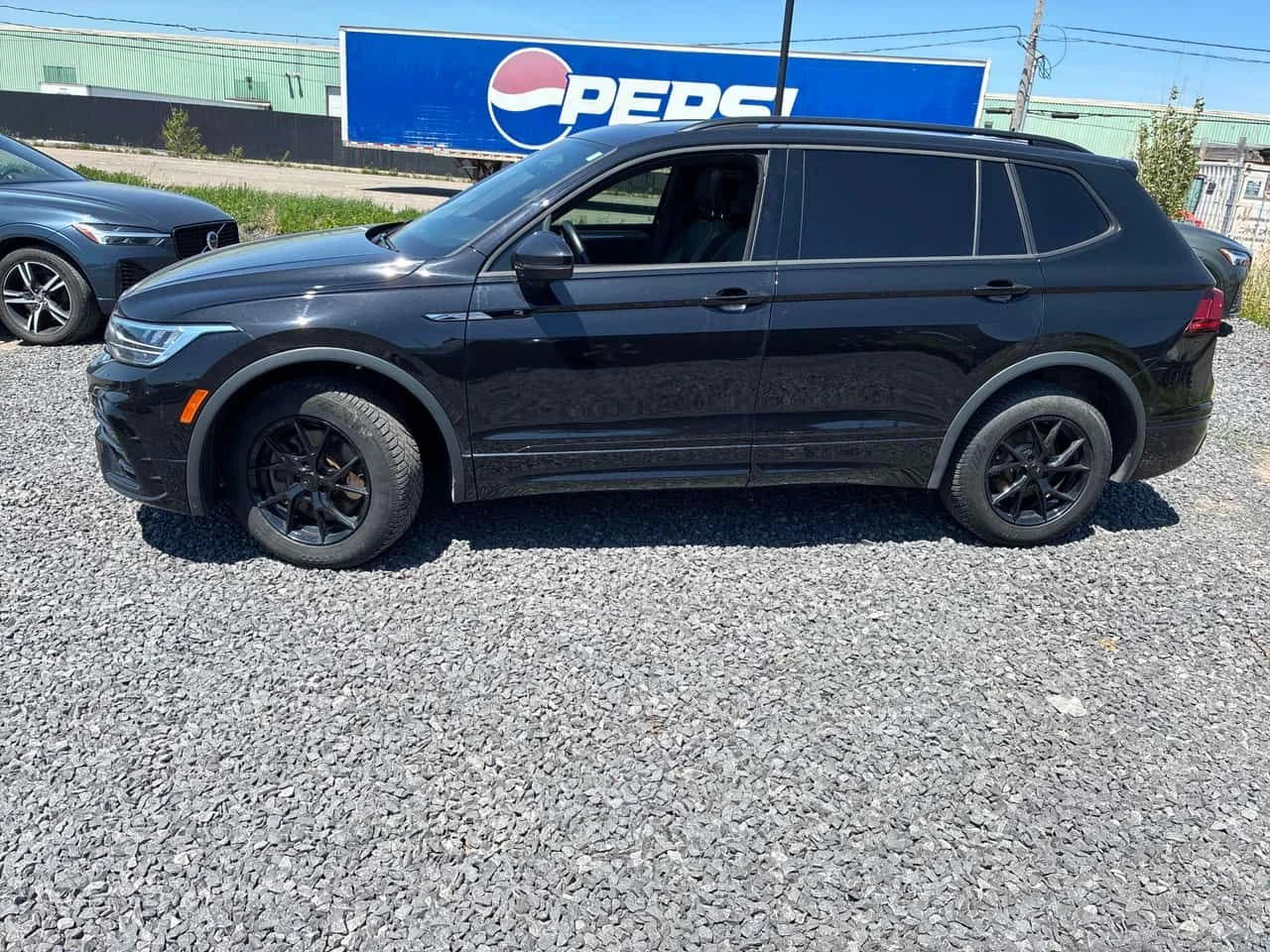 VW Tiguan * Comfortline R Line Black Edition * АВТОКРЕДИТ* , снимка 2 - Автомобили и джипове - 54908950