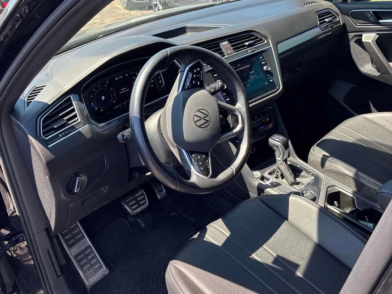 VW Tiguan * Comfortline R Line Black Edition * АВТОКРЕДИТ* , снимка 5 - Автомобили и джипове - 54908950