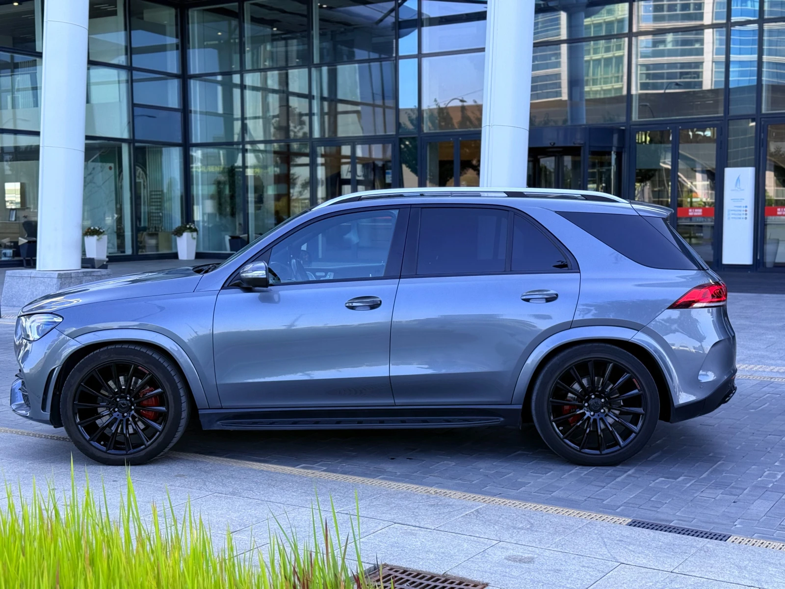 Mercedes-Benz GLE 400 Distronic* HUD* Burmester* 360* Nightpack* Въздух, снимка 8 - Автомобили и джипове - 55834438