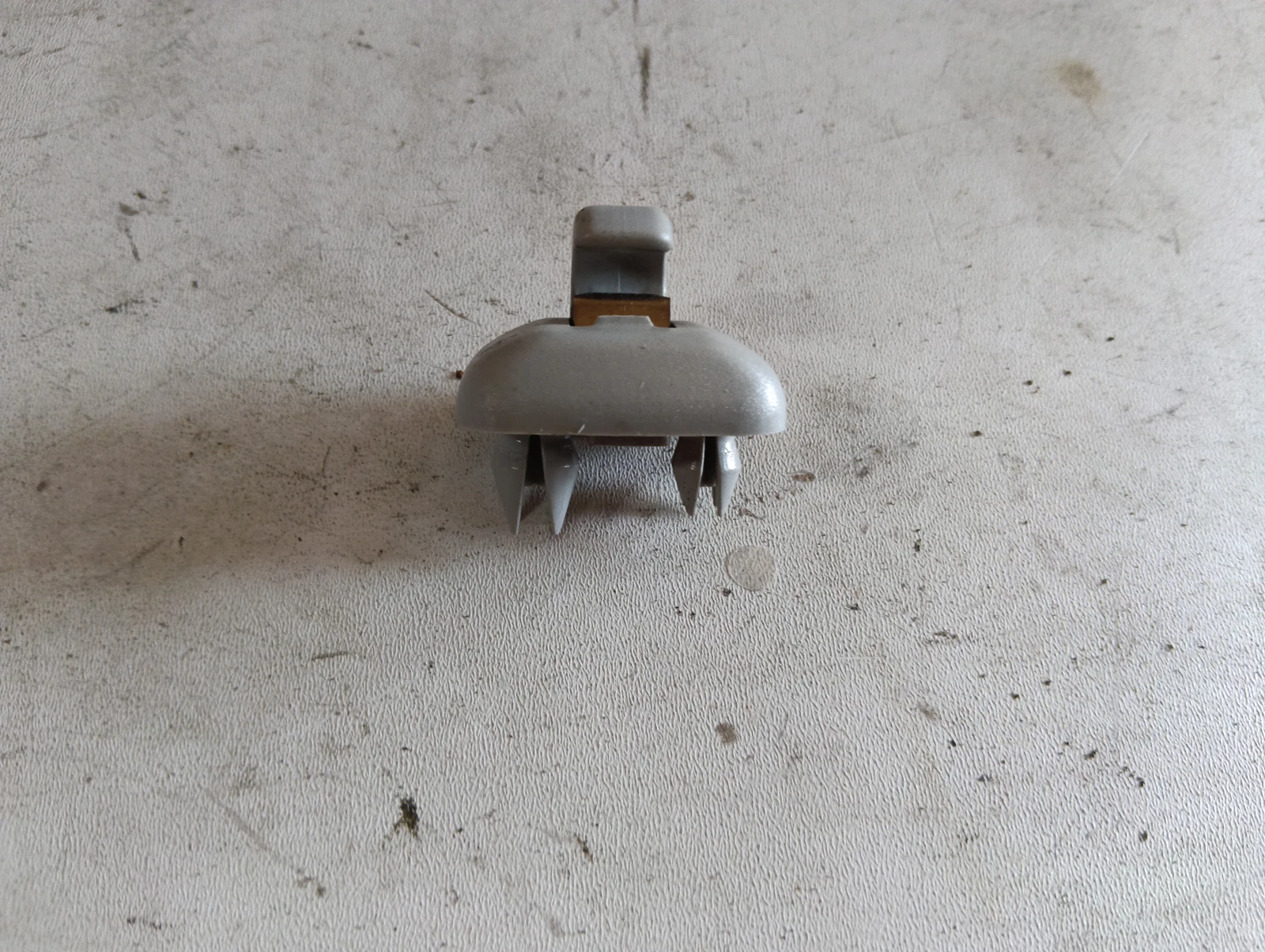 щипка сенник 8U0857562A Audi A3