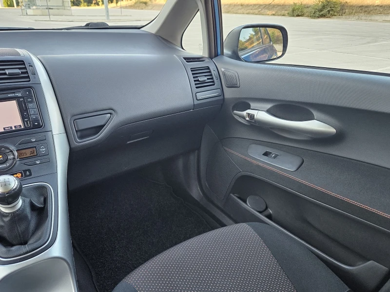 Toyota Auris 1.8 FACELIFT НАВИГАЦИЯ , снимка 13 - Автомобили и джипове - 51332708