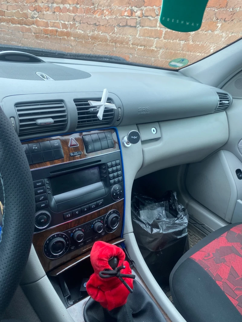 Mercedes-Benz C 220, снимка 8 - Автомобили и джипове - 53075370