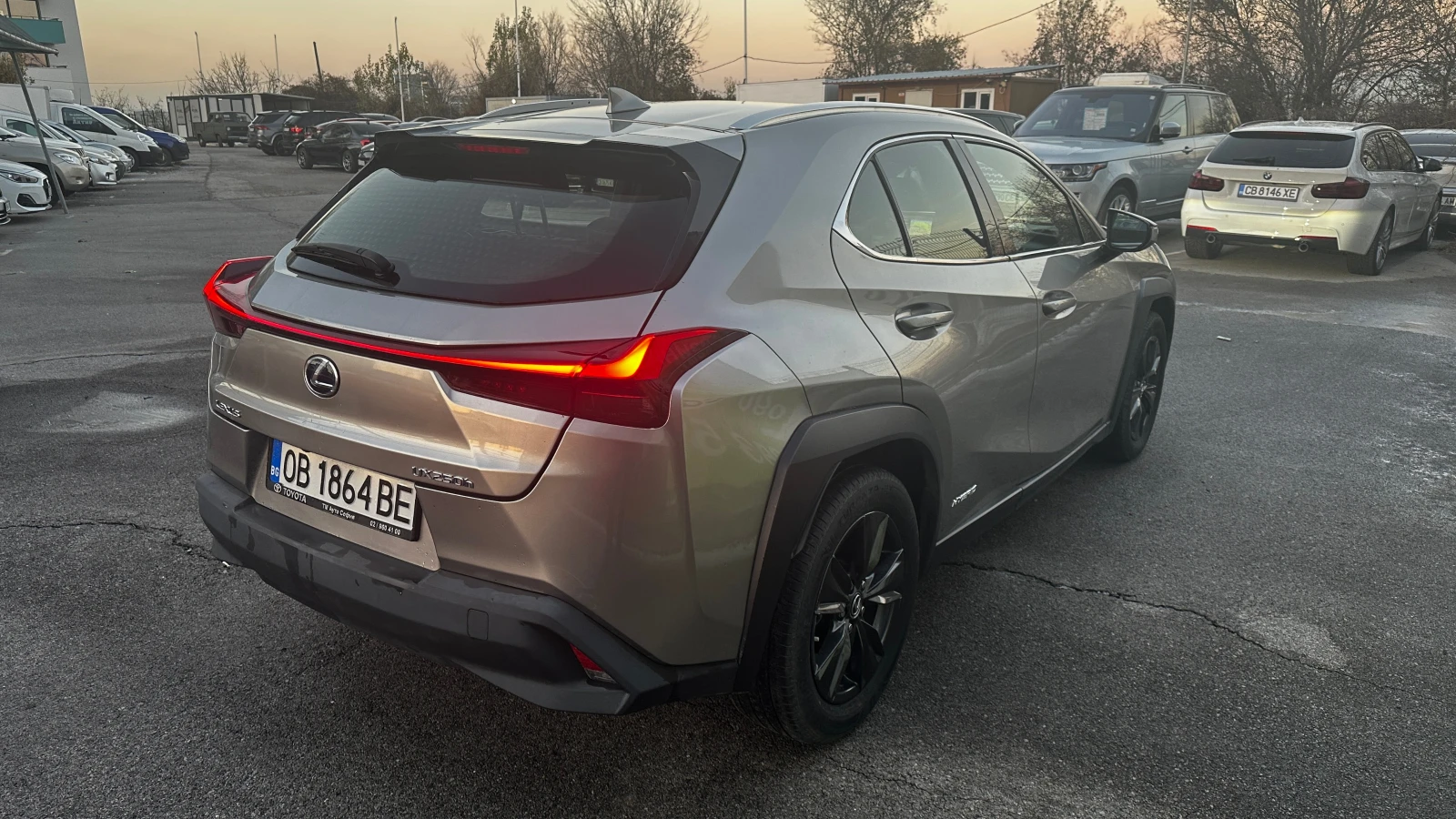 Lexus UX 250h Hybrid Гаранция 4x4 - изображение 6