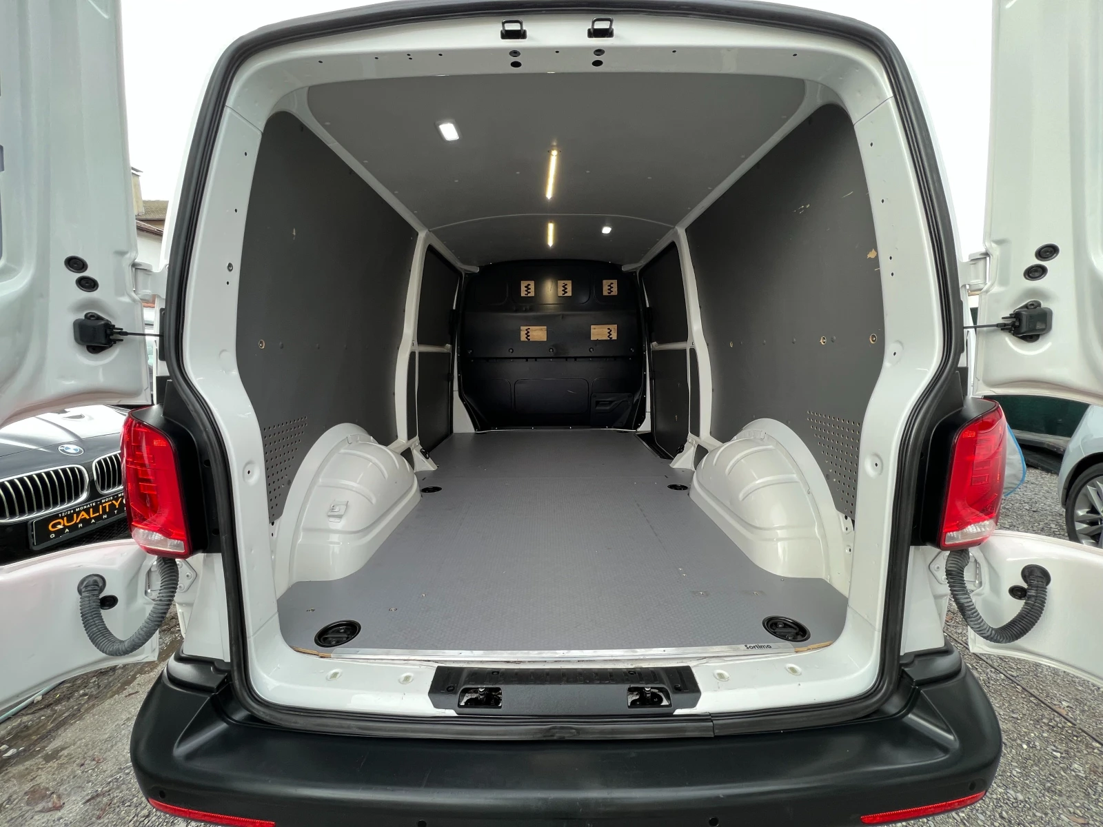 VW Transporter 2.0TDI ДЪЛГА БАЗА/ДВЕ СТРАНИЧНИ ВРАТИ/3-МЕСТЕН/ - изображение 10