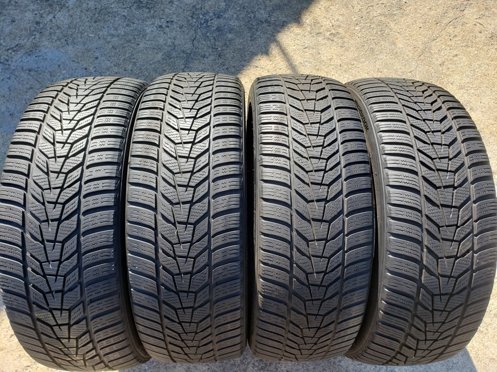 Гуми Зимни 215/45R20, снимка 2 - Гуми и джанти - 56113606