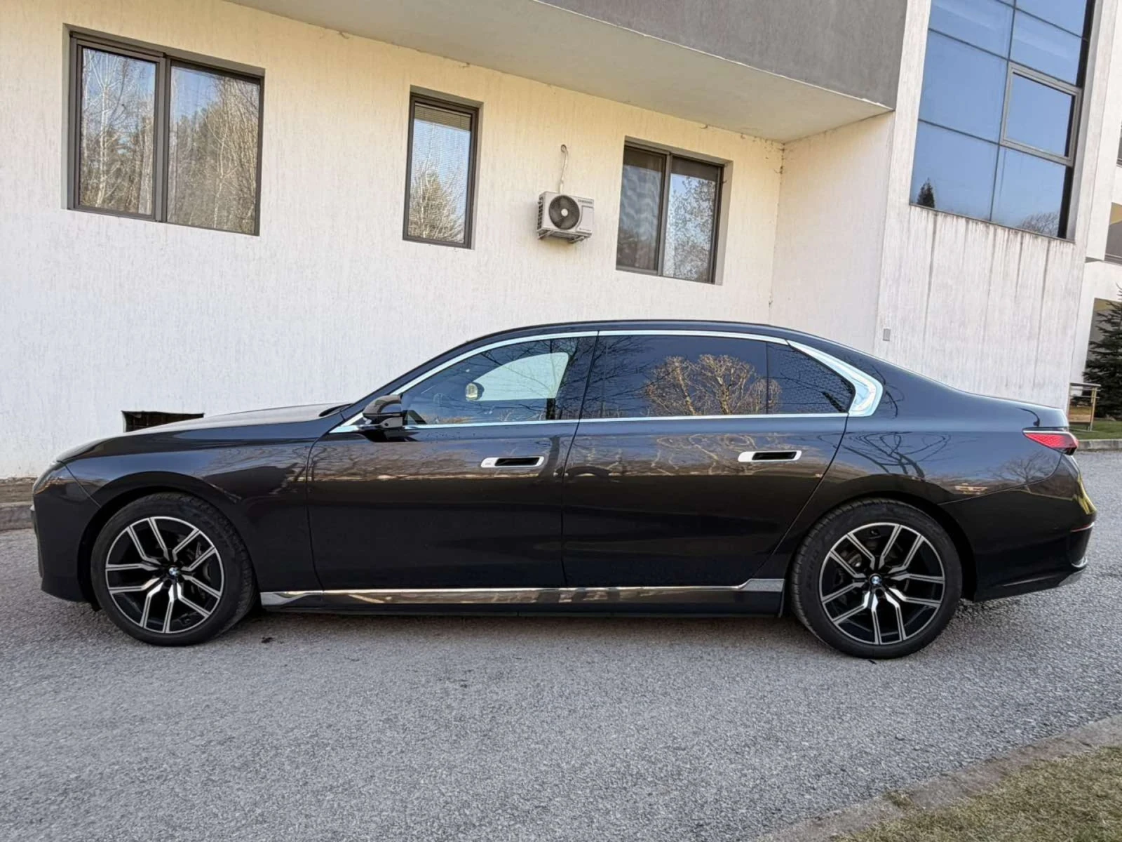 BMW i7 M60 / 9000км / TV, снимка 4 - Автомобили и джипове - 53802054