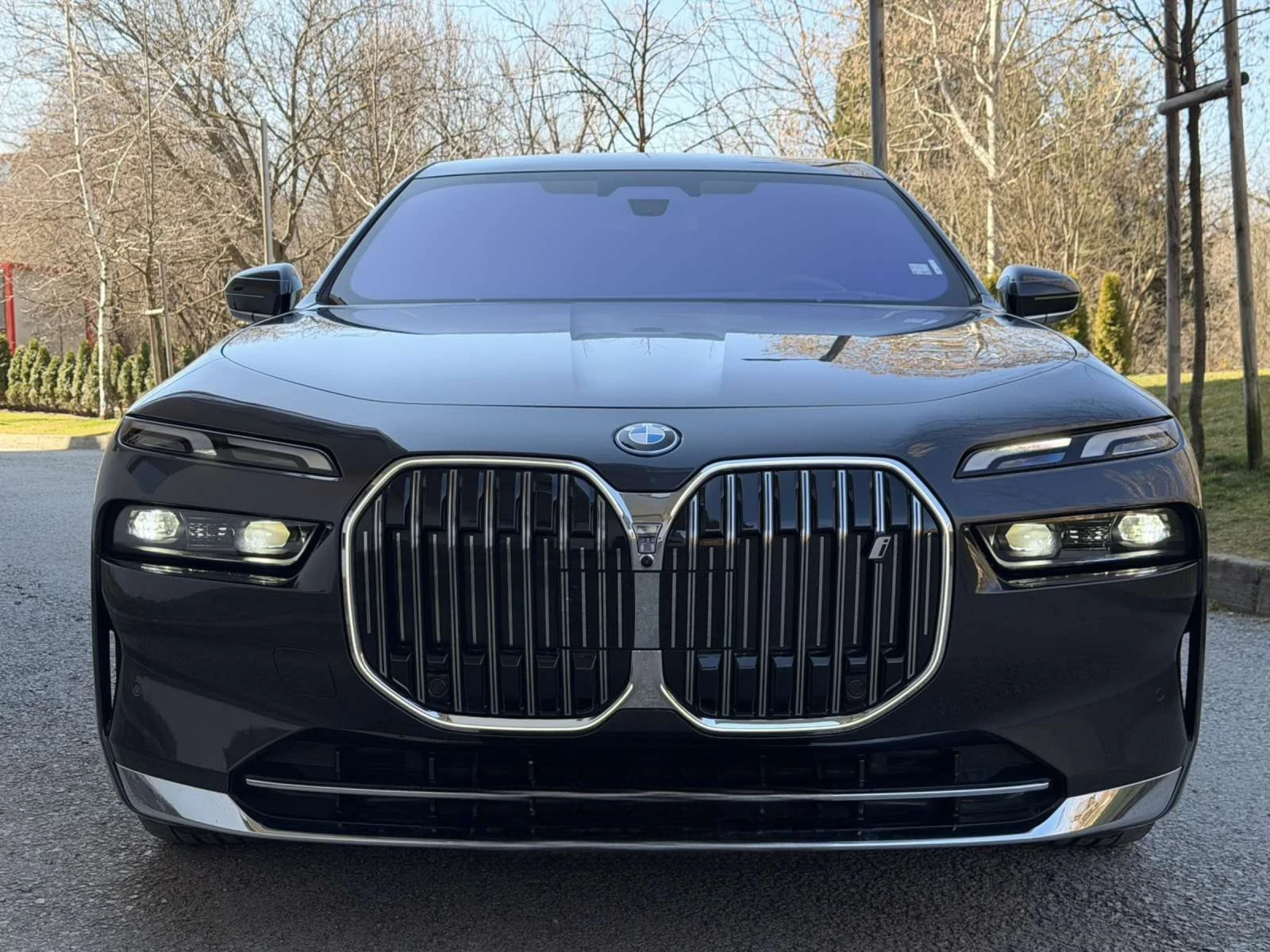 BMW i7 M60 / 9000км / TV, снимка 2 - Автомобили и джипове - 53802054