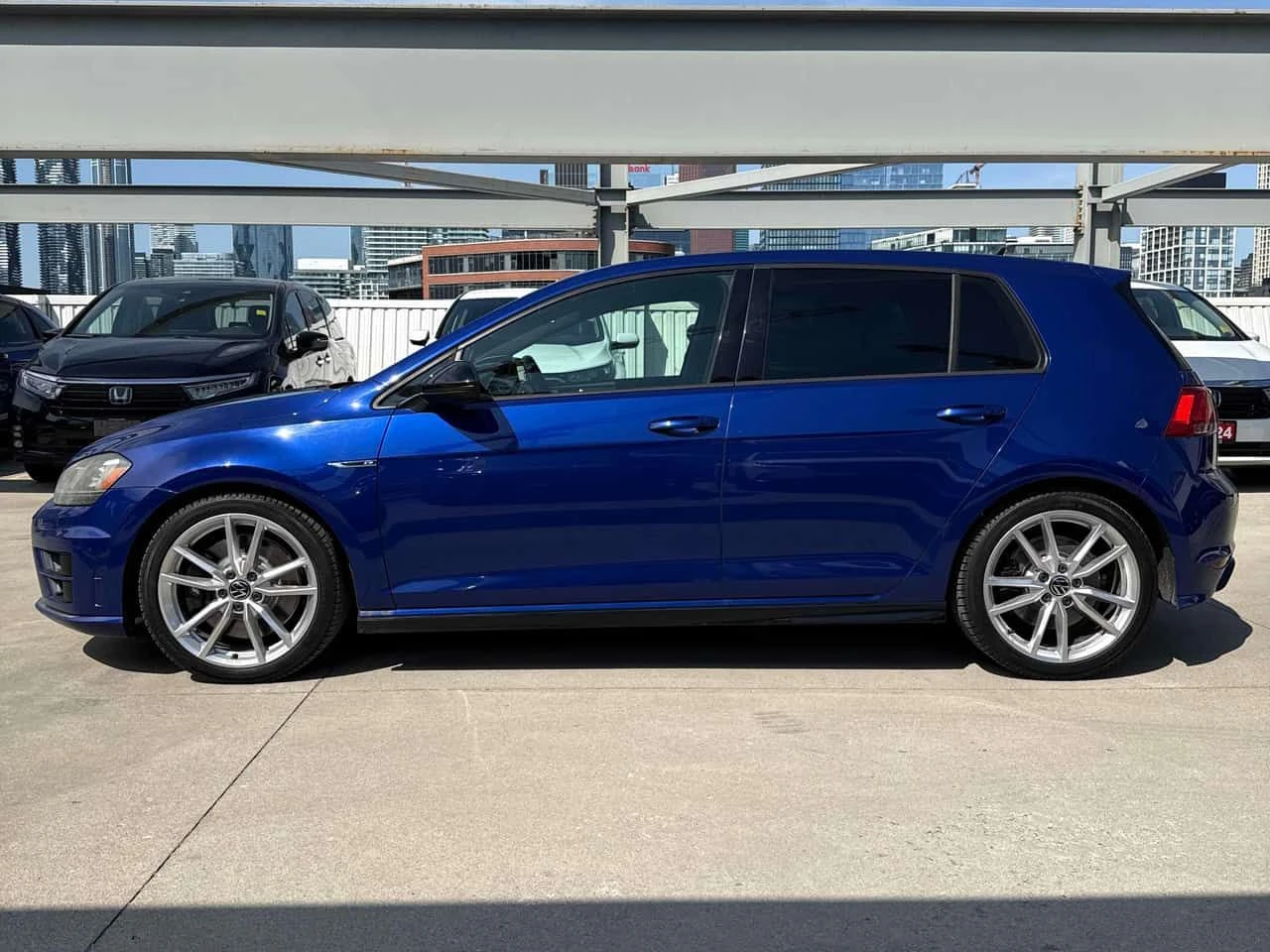 VW Golf  R MANUAL | ПОДГРЕВИ | АВТОКРЕДИТ  , снимка 2 - Автомобили и джипове - 54700000