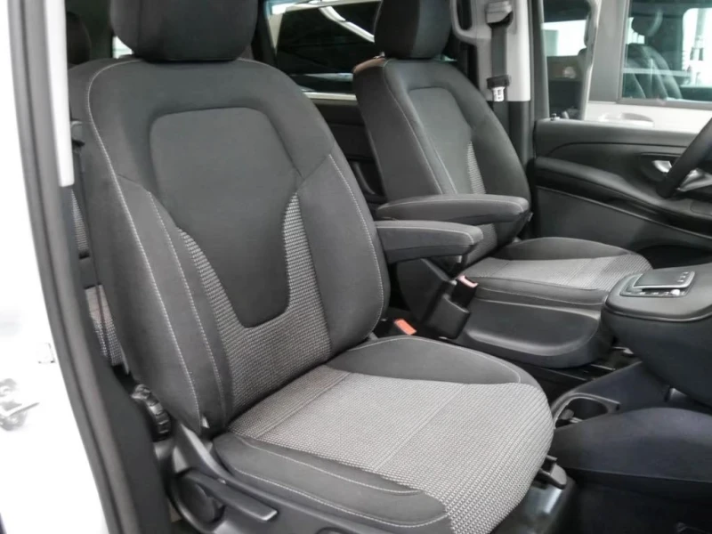 Mercedes-Benz EQV 300 Lang MBUX| SHZ| DISTR| KAM| LED| SH, снимка 4 - Автомобили и джипове - 52637538