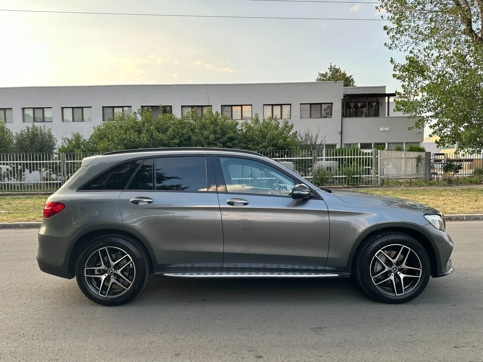 Mercedes-Benz GLC 250 d AMG PREMIUM * ПЪЛНА СЕРВИЗНА ИСТОРИЯ* !! - изображение 4