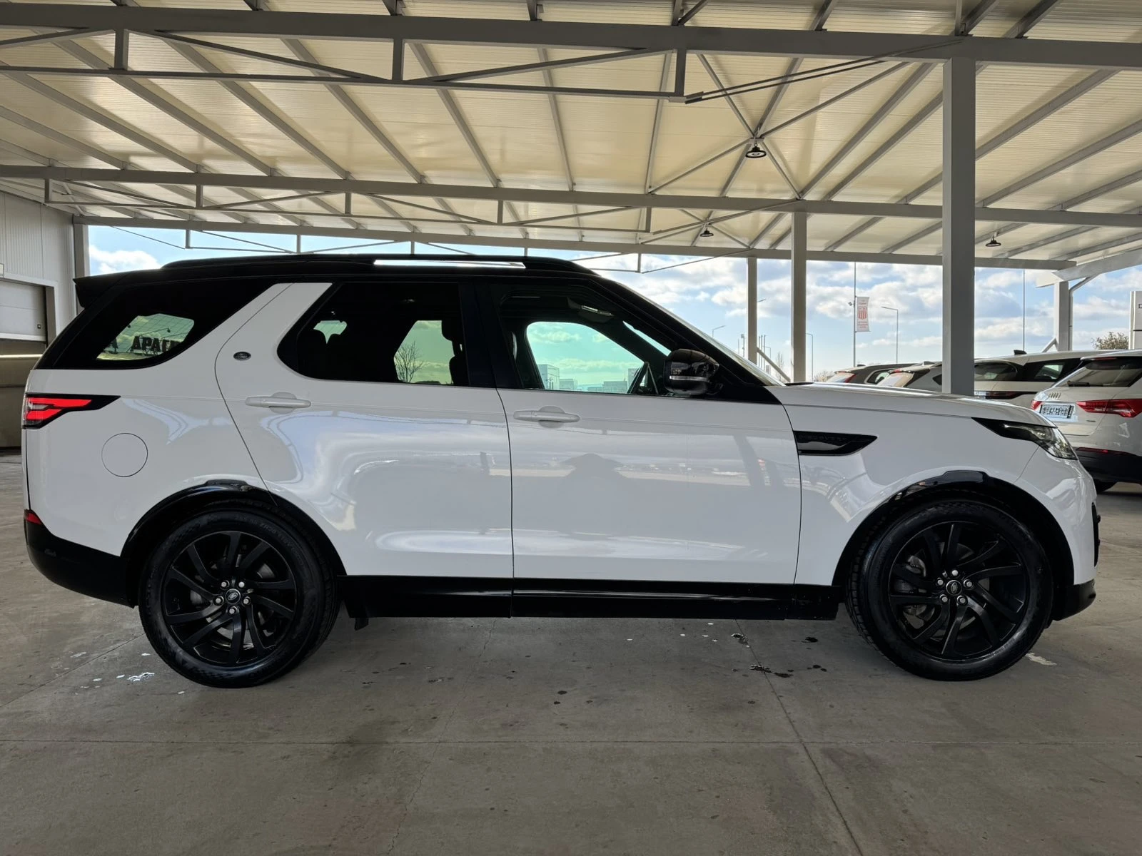 Land Rover Discovery 3.0D HSE LUXURY R DYNAMIC, снимка 6 - Автомобили и джипове - 53717604