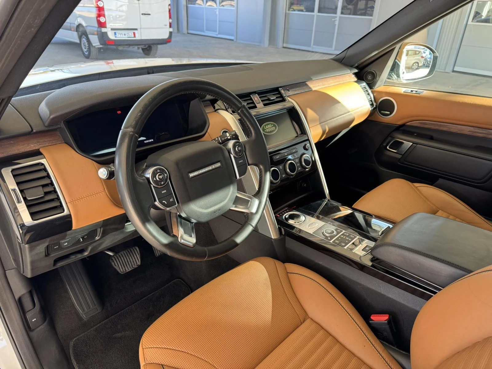 Land Rover Discovery 3.0D HSE LUXURY R DYNAMIC, снимка 9 - Автомобили и джипове - 53717604