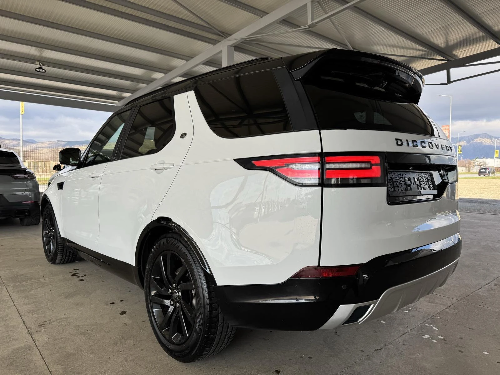 Land Rover Discovery 3.0D HSE LUXURY R DYNAMIC, снимка 3 - Автомобили и джипове - 53717604