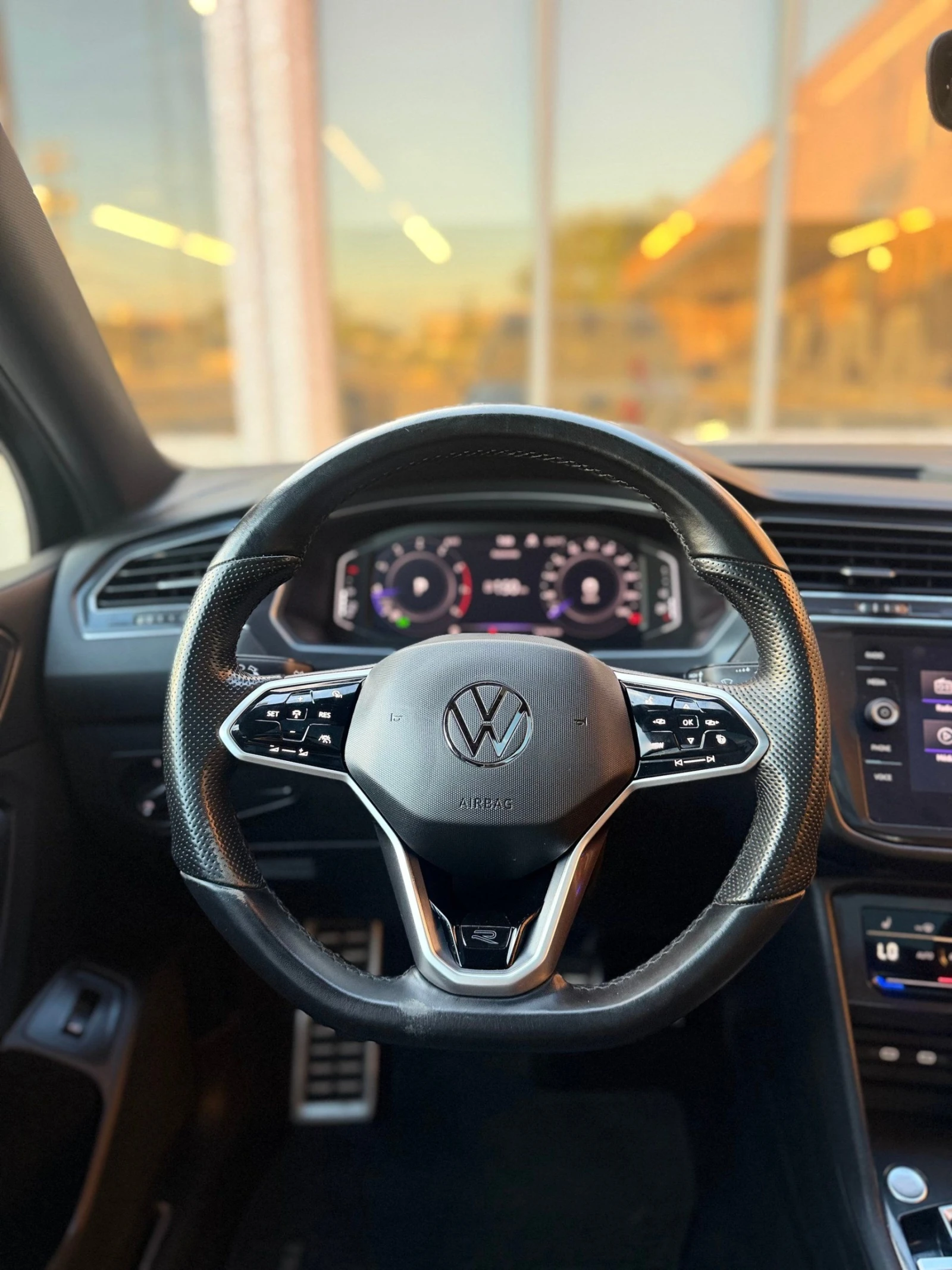 VW Tiguan Comfortline R-Line Black 4MOTION, снимка 11 - Автомобили и джипове - 56070466
