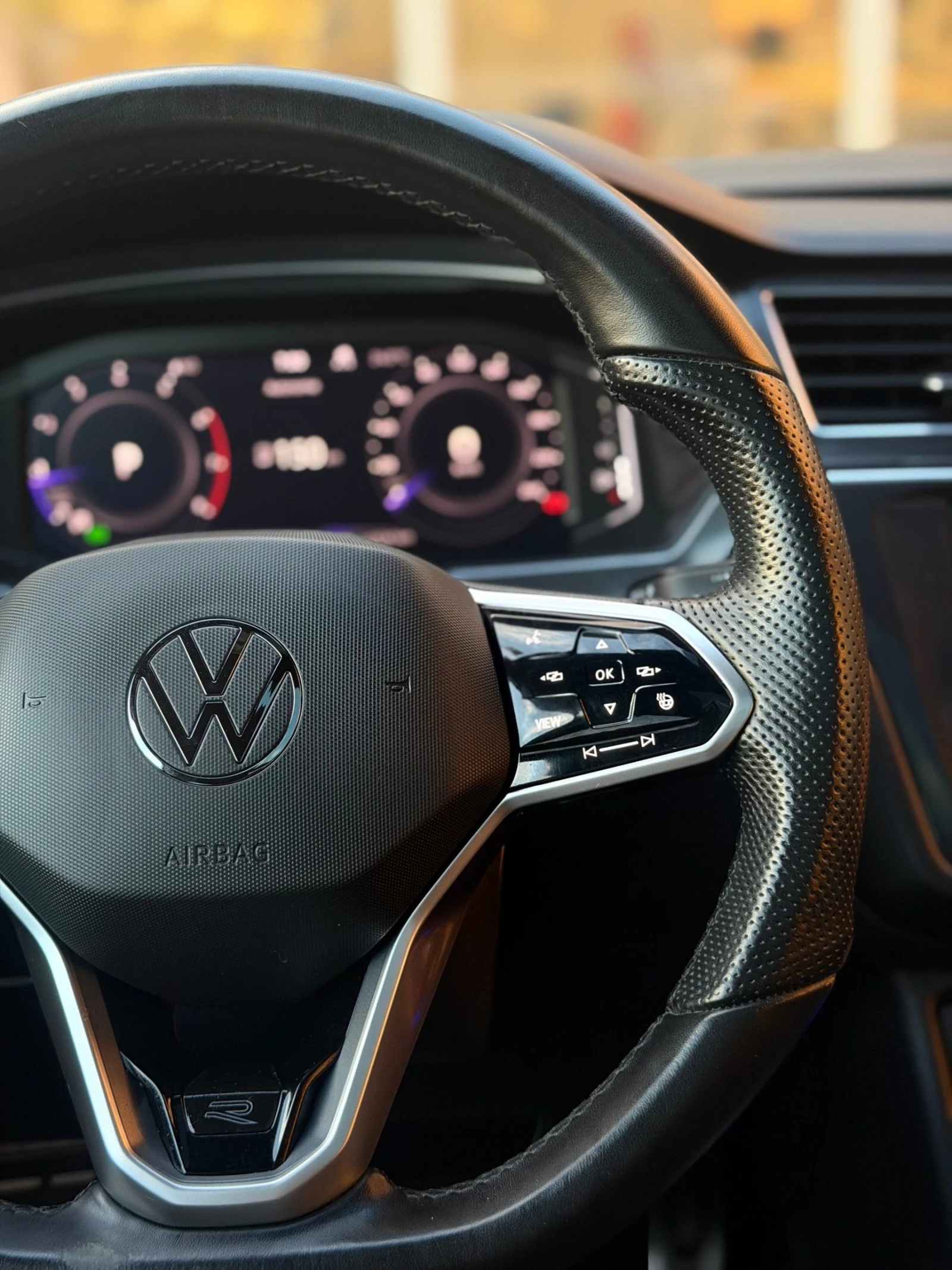 VW Tiguan Comfortline R-Line Black 4MOTION, снимка 13 - Автомобили и джипове - 56070466