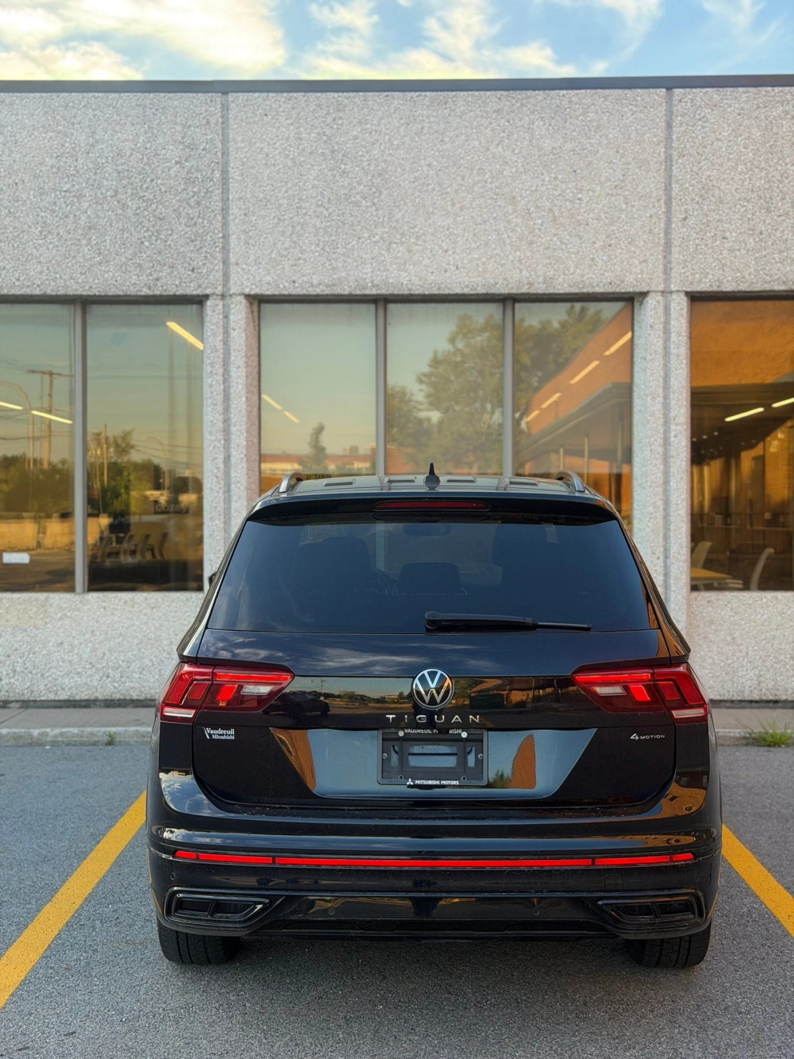 VW Tiguan Comfortline R-Line Black 4MOTION, снимка 4 - Автомобили и джипове - 56070466