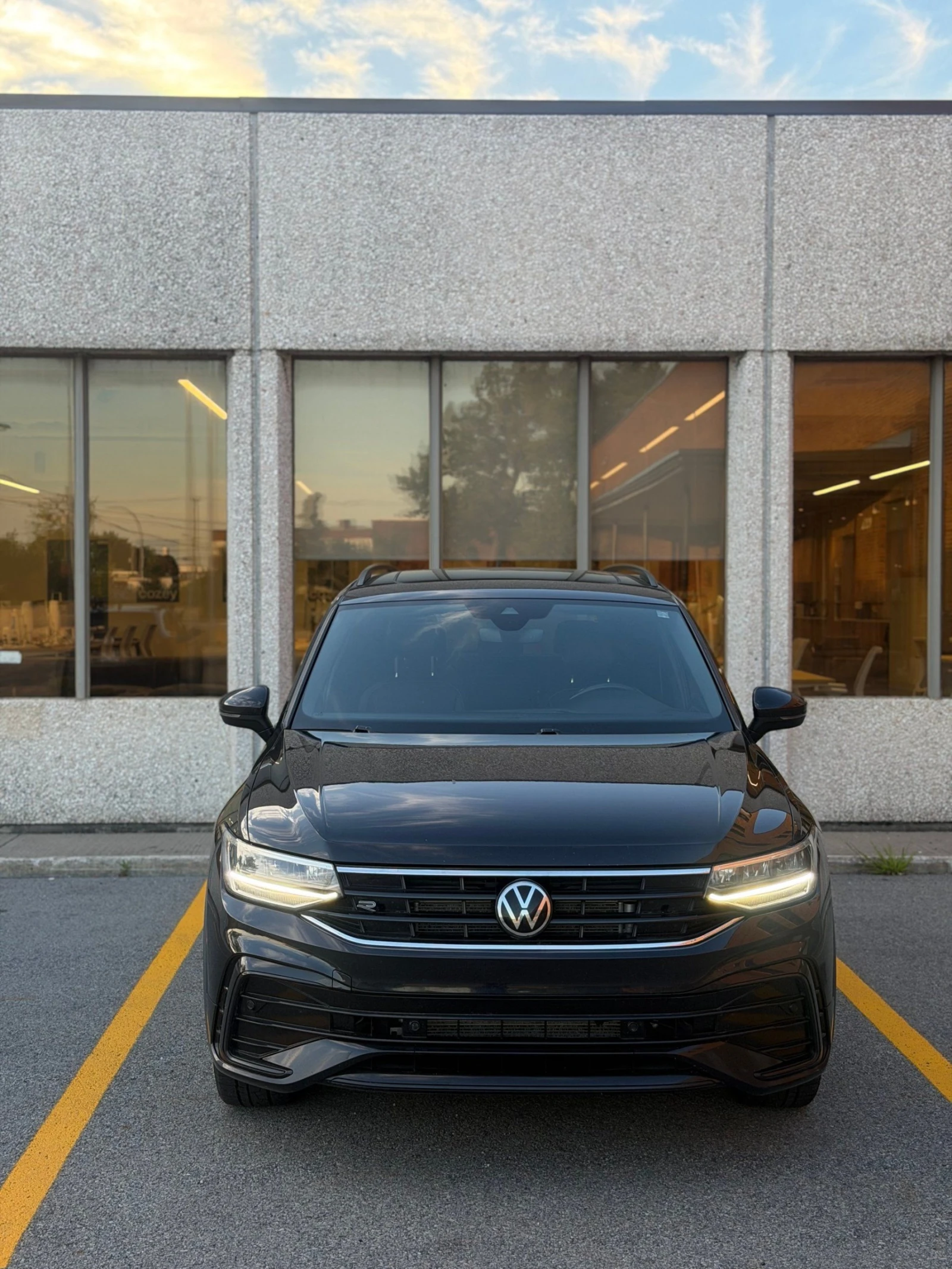 VW Tiguan Comfortline R-Line Black 4MOTION, снимка 2 - Автомобили и джипове - 56070466