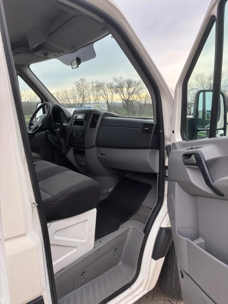 VW Crafter 2.5 Tdi, снимка 11 - Бусове и автобуси - 48704896