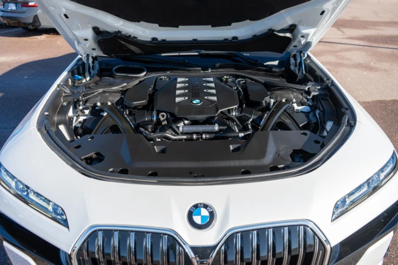 BMW 760 Swarovski* Mineral White Metallic, снимка 16 - Автомобили и джипове - 52371026