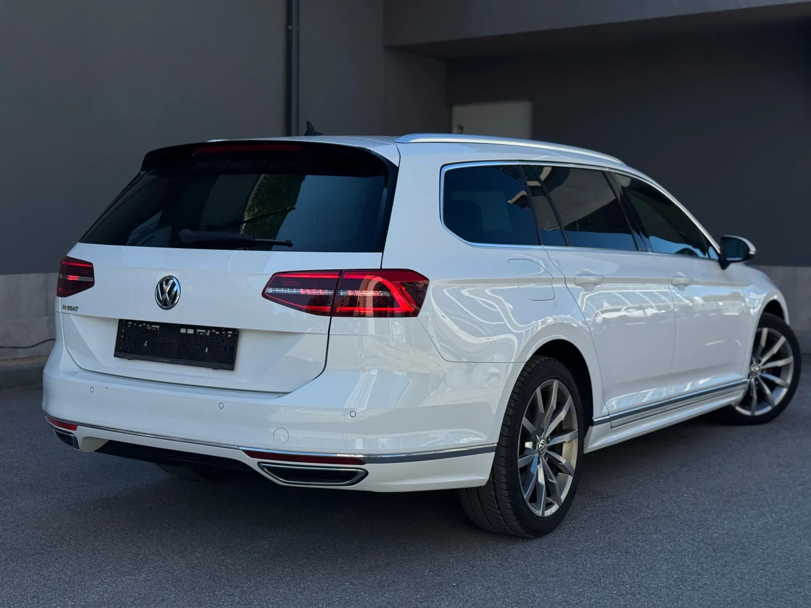 VW Passat R-LINE // FACELIFT// ВЪРНАТ ОТ ЛИЗИНГ - изображение 4