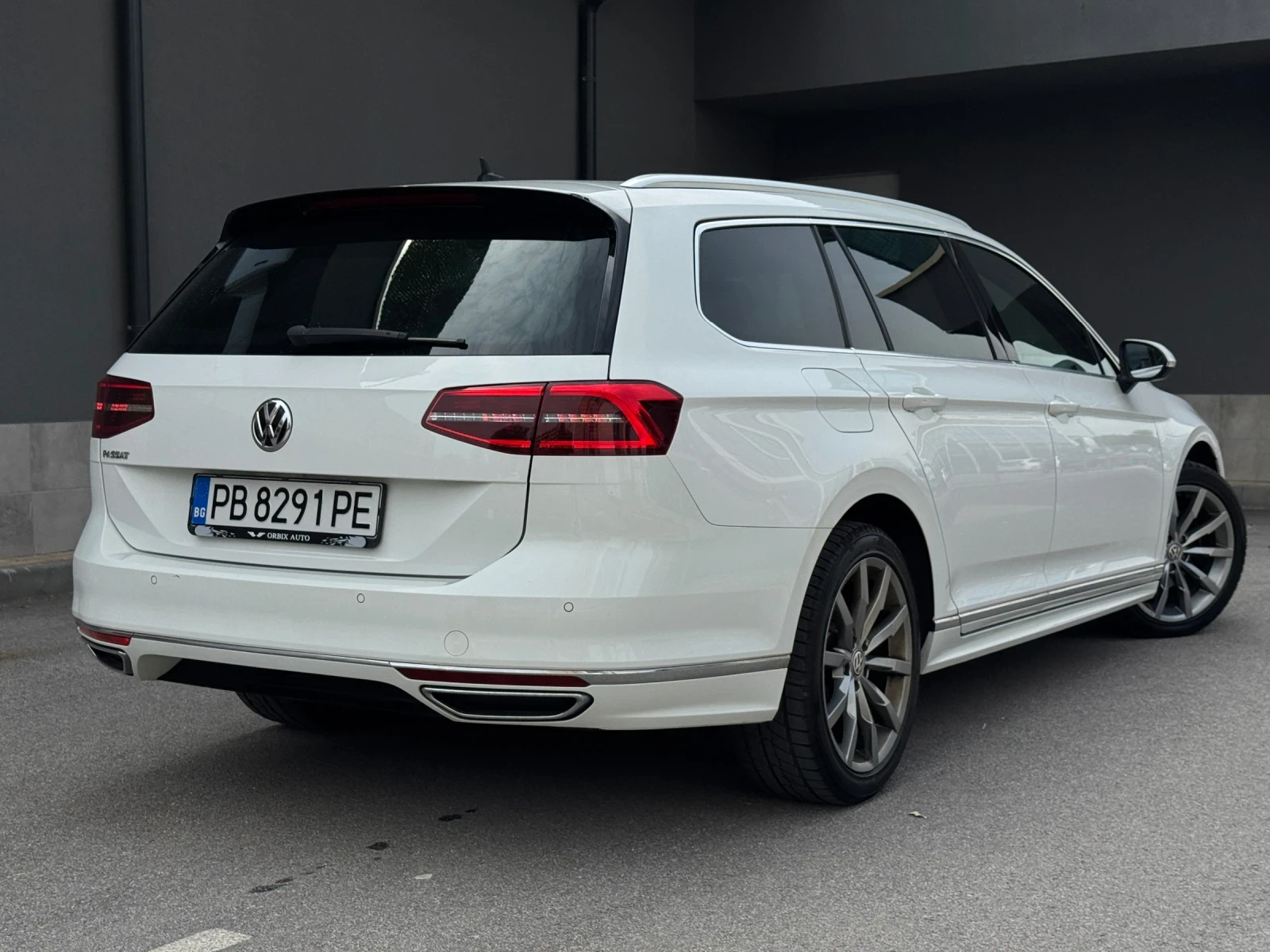 VW Passat R-LINE // FACELIFT// ВЪРНАТ ОТ ЛИЗИНГ// 148000км!! - изображение 3
