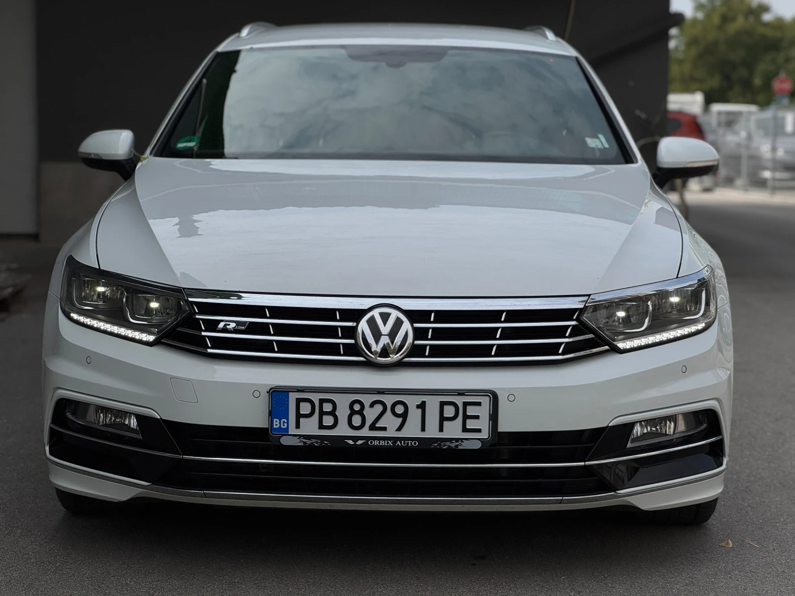 VW Passat R-LINE // FACELIFT// ВЪРНАТ ОТ ЛИЗИНГ// 148000км!! - изображение 2