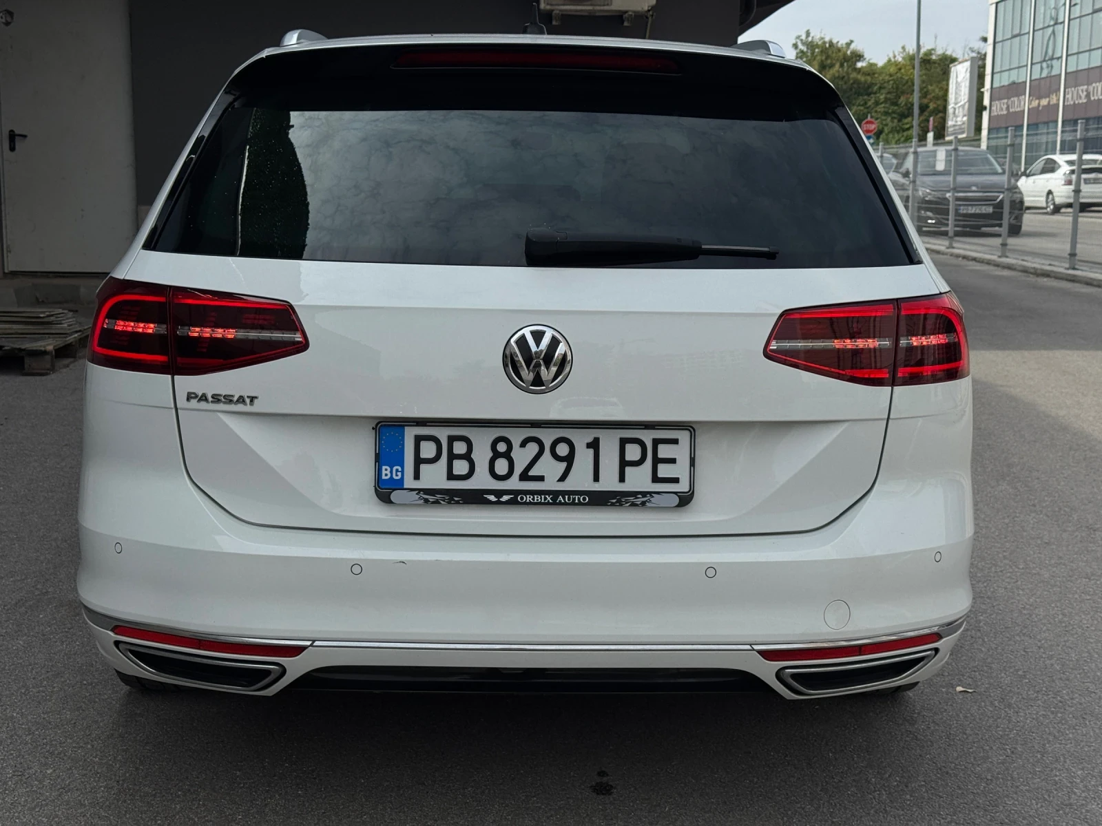 VW Passat R-LINE // FACELIFT// ВЪРНАТ ОТ ЛИЗИНГ// 148000км!! - изображение 4