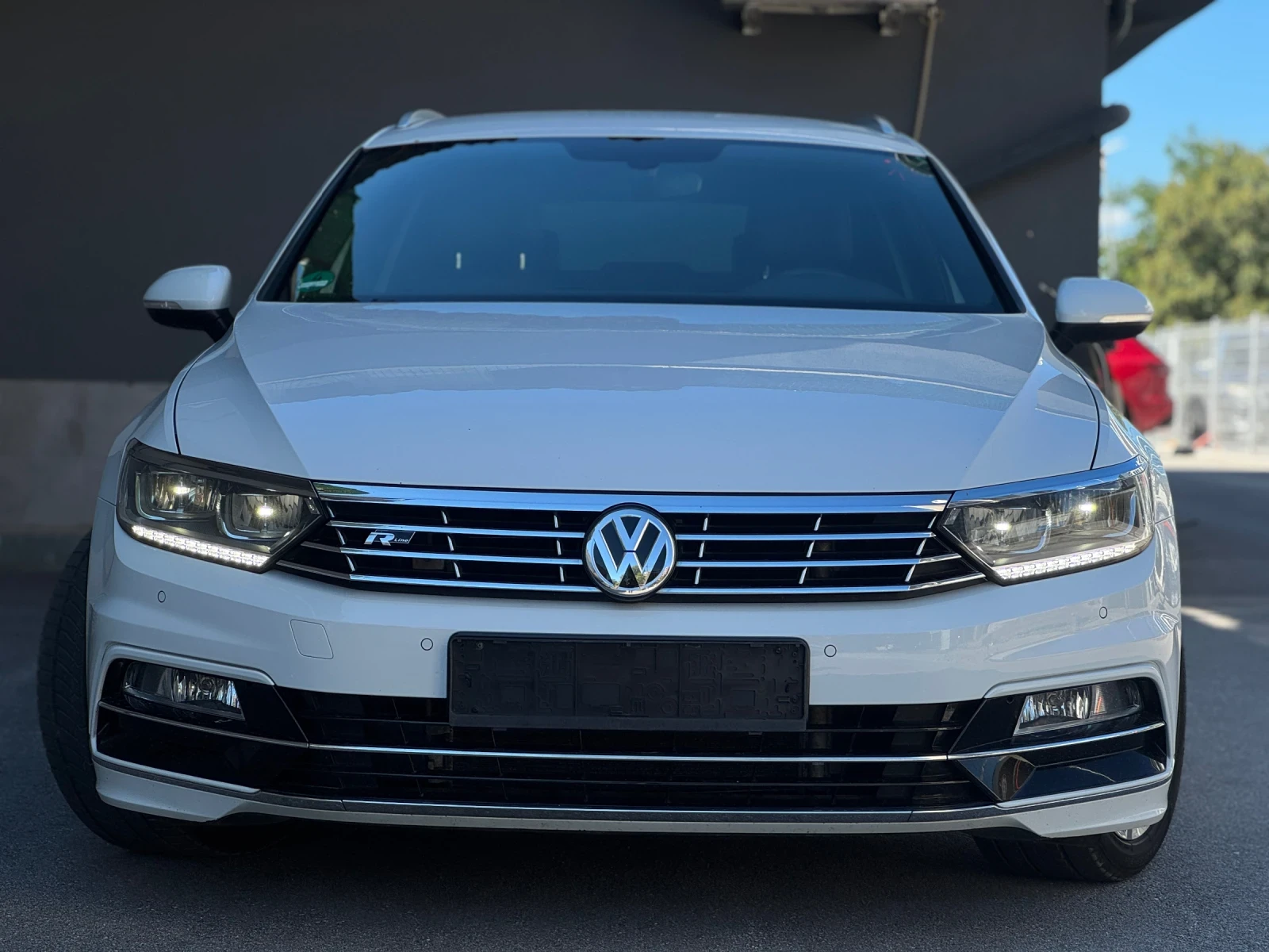 VW Passat R-LINE // FACELIFT// ВЪРНАТ ОТ ЛИЗИНГ - изображение 2