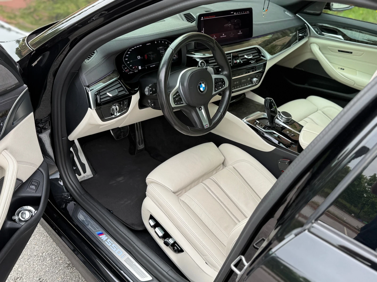 BMW 550 HEADup* М-окачване* 360CAM* HarmanCardon* FULL MAX, снимка 8 - Автомобили и джипове - 54477834