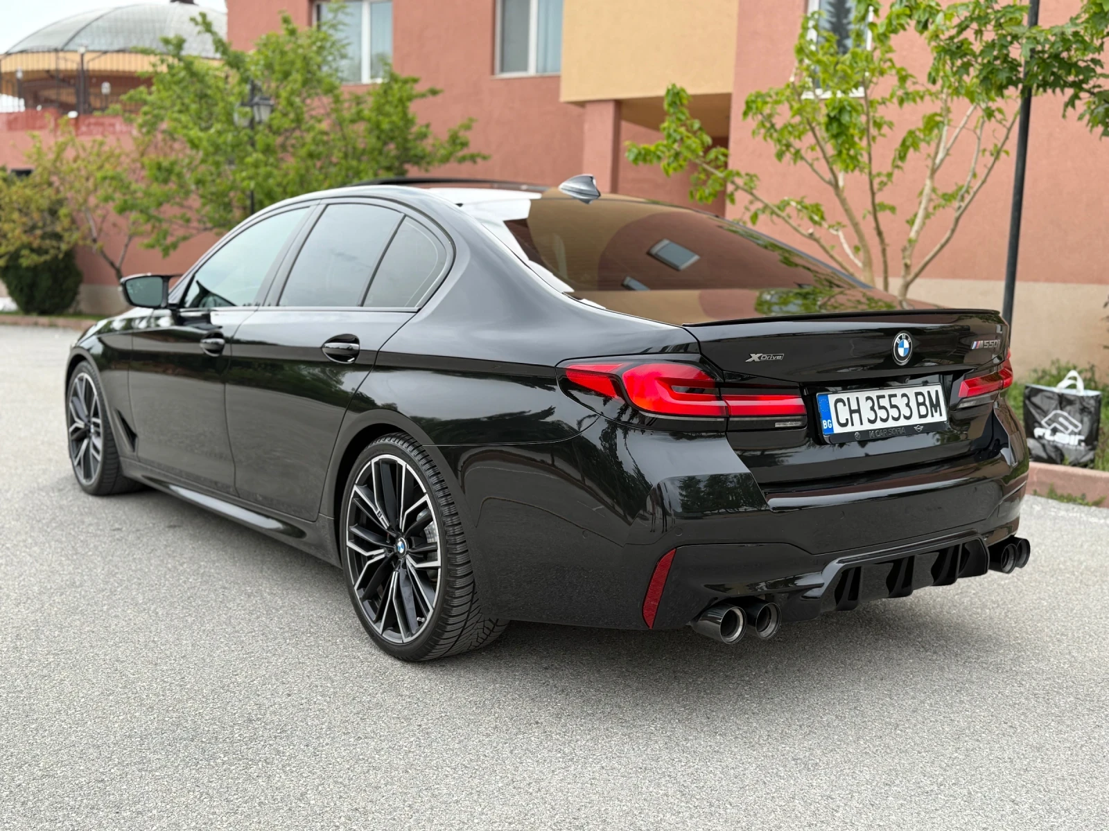 BMW 550 HEADup* М-окачване* 360CAM* HarmanCardon* FULL MAX, снимка 4 - Автомобили и джипове - 54477834