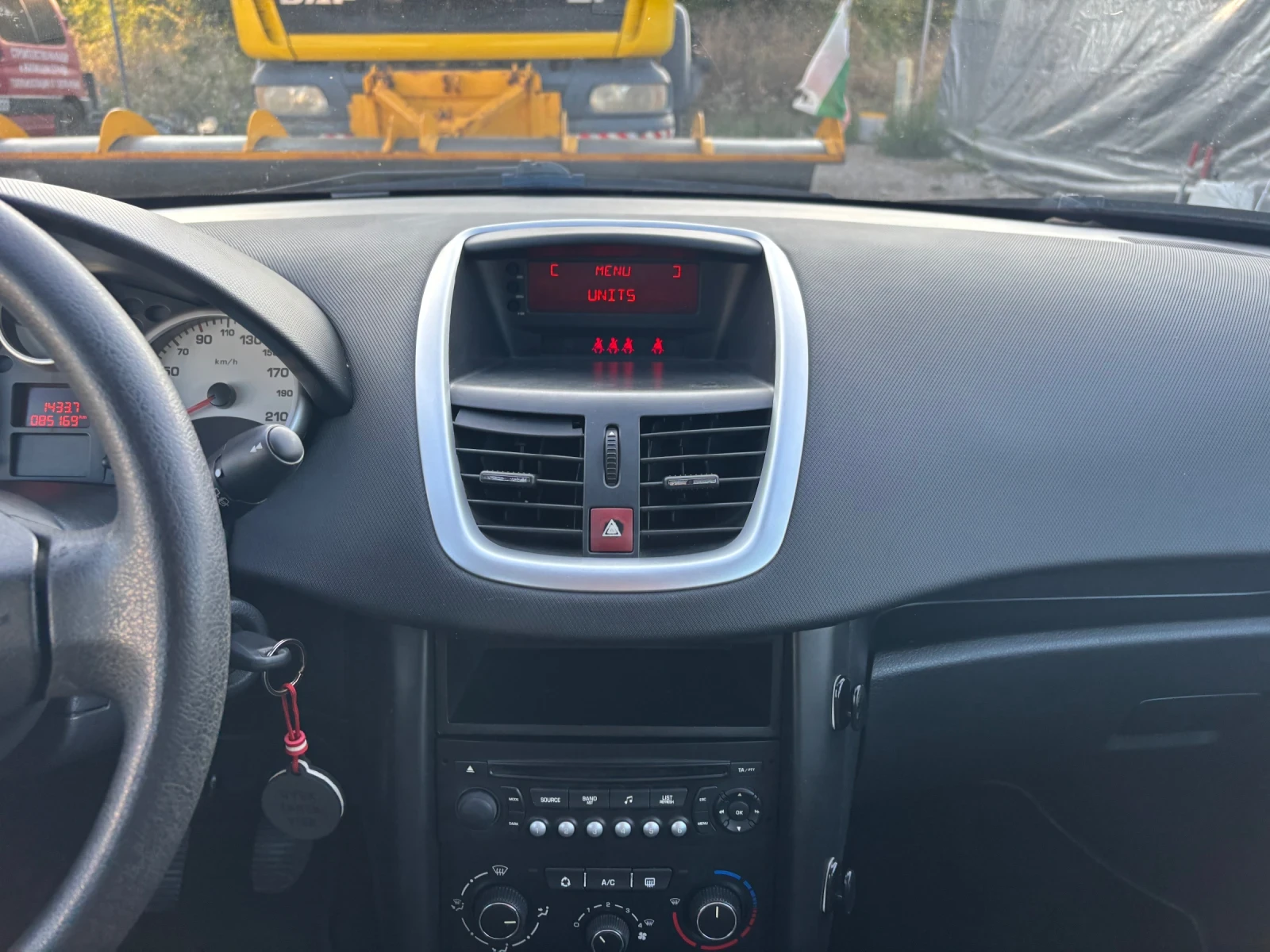 Peugeot 207 1.6HDI, снимка 11 - Автомобили и джипове - 55786752