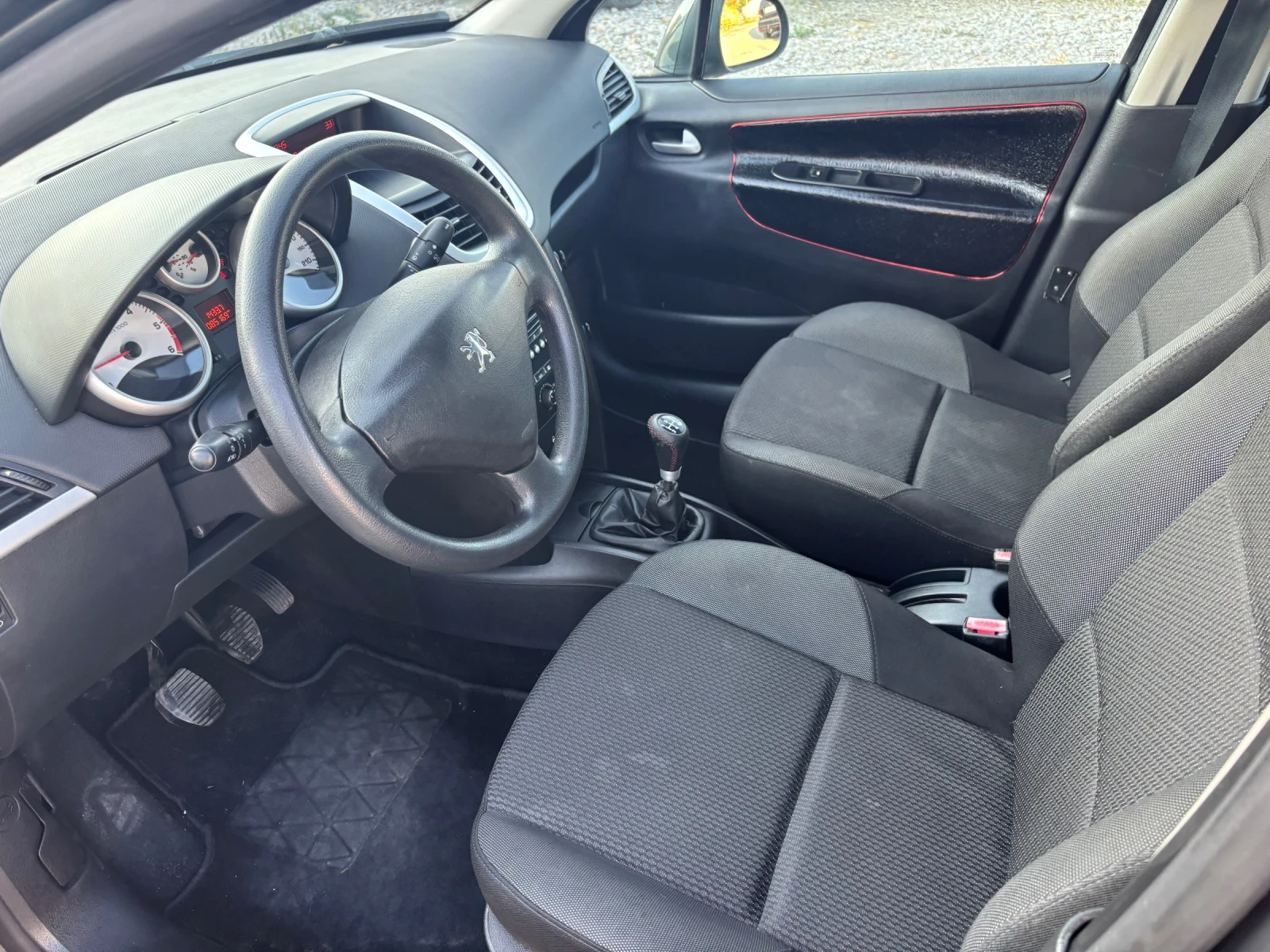 Peugeot 207 1.6HDI, снимка 13 - Автомобили и джипове - 55786752