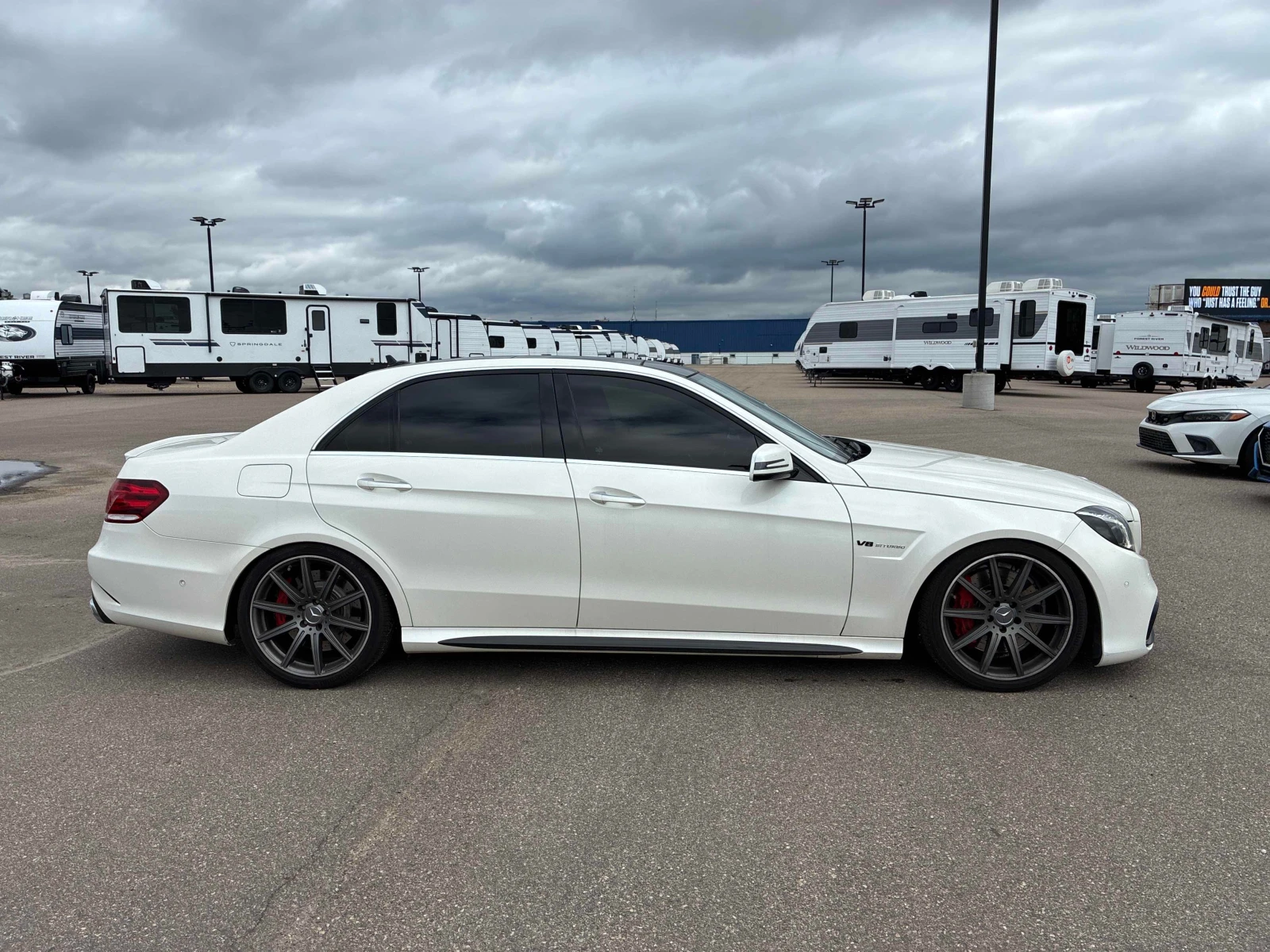 Mercedes-Benz E 63 AMG s / Distronic / Harman Kardon / Carfax /Автокредит, снимка 3 - Автомобили и джипове - 55986696