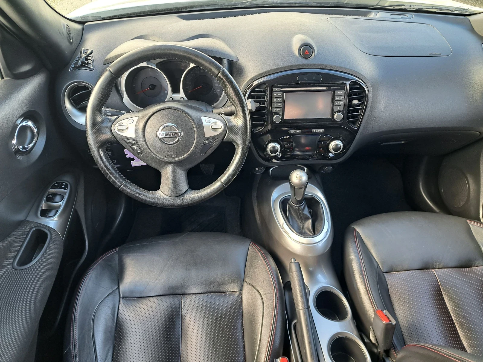 Nissan Juke 1.6 КОЖА/НАВИГАЦИЯ, снимка 14 - Автомобили и джипове - 54420120