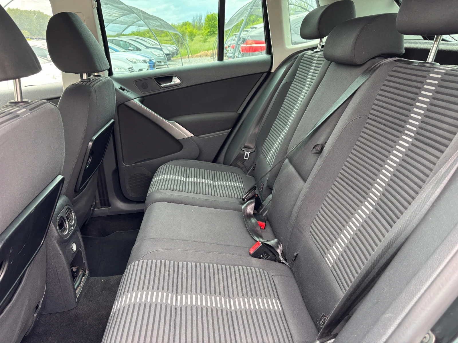 VW Tiguan 2.0TDI 4Motion, снимка 11 - Автомобили и джипове - 54459244