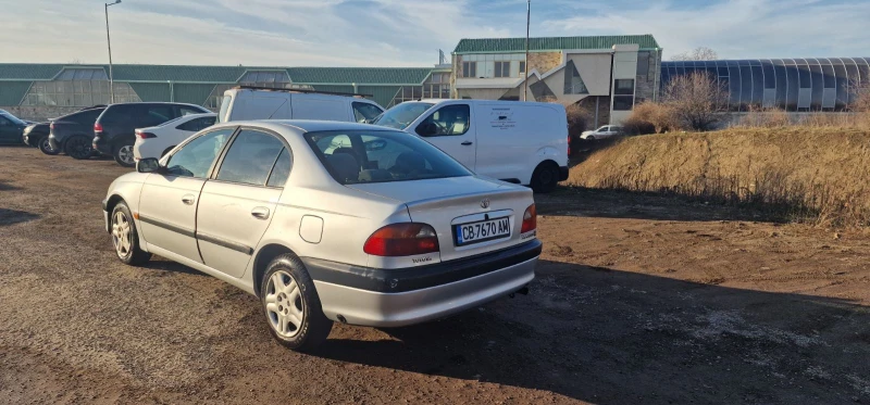 Toyota Avensis 1.6 Газ/бензин, снимка 3 - Автомобили и джипове - 48954705