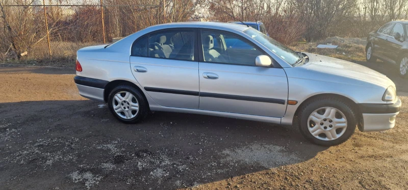 Toyota Avensis 1.6 Газ/бензин, снимка 4 - Автомобили и джипове - 48954705