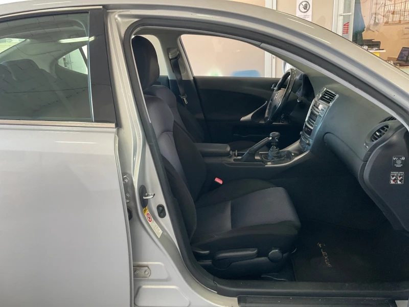Lexus IS 220d  Business, снимка 10 - Автомобили и джипове - 52726397