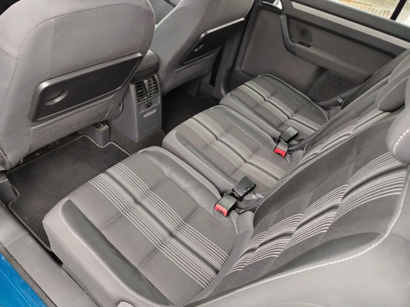 VW Touran 2.0-140 КС НАВИ, ПАНОРАМА, АВТОМАТИК. , снимка 13 - Автомобили и джипове - 53169707