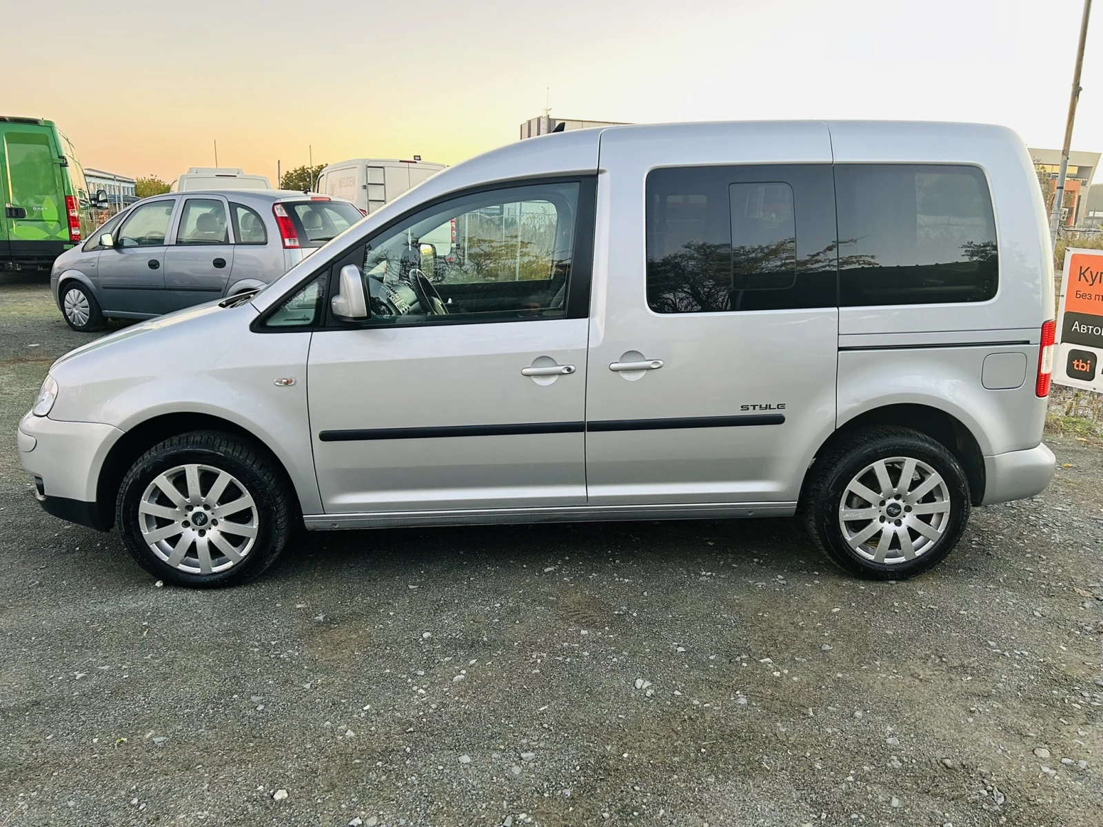VW Caddy 2.0TDI* STYLE* 6+ 1* TOP* UNIKAT | Mobile.bg — изображение 2