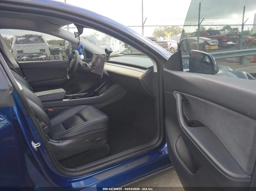 Tesla Model Y Standard Range Rear-Wheel Drive, снимка 5 - Автомобили и джипове - 54435714