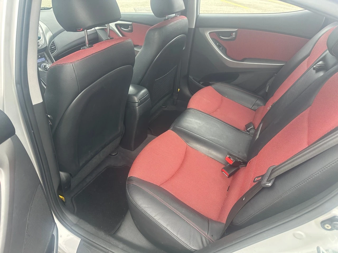 Hyundai Elantra 1.6i 16V Swiss, снимка 12 - Автомобили и джипове - 54444250