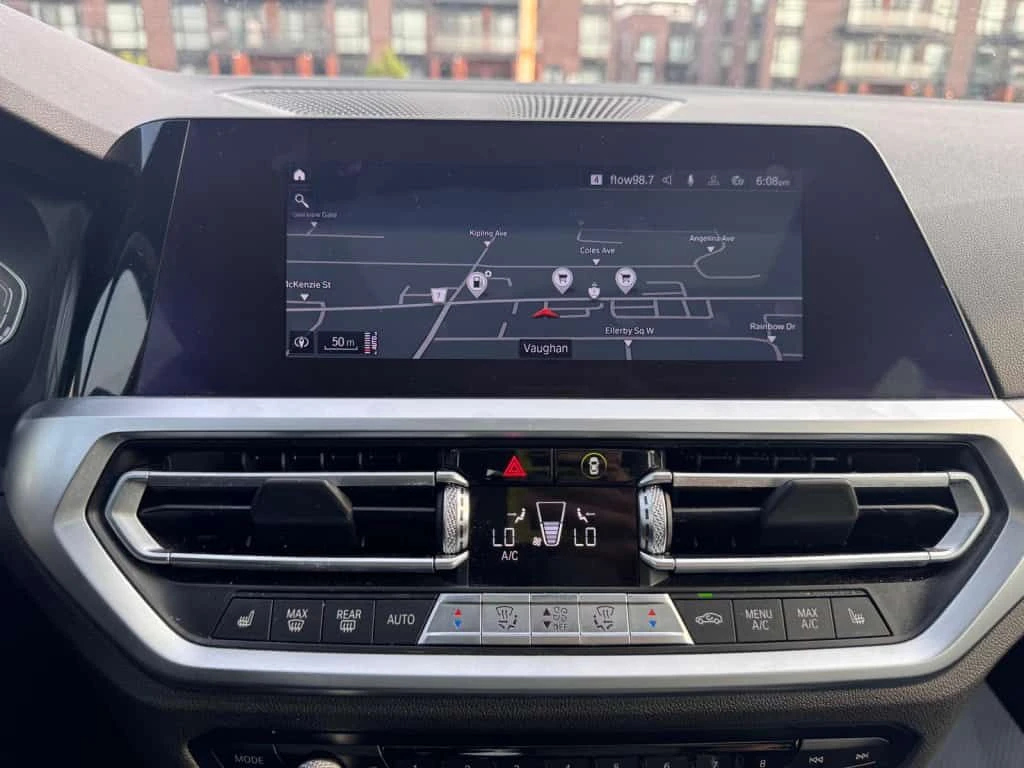 BMW 330 * 330i xDrive * ПОДГРЕВИ * ПАНО * KEYLESS * CARFAX, снимка 12 - Автомобили и джипове - 54918433