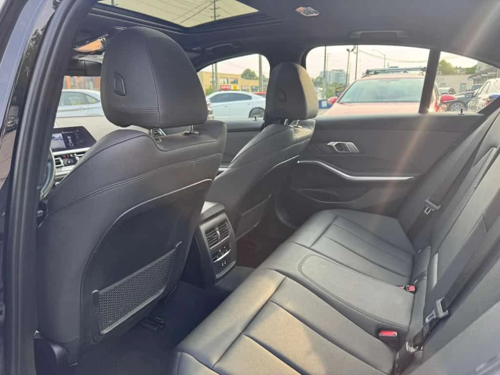BMW 330 * 330i xDrive * ПОДГРЕВИ * ПАНО * KEYLESS * CARFAX, снимка 15 - Автомобили и джипове - 54918433