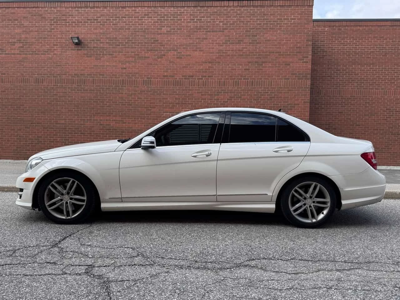 Mercedes-Benz C 300 * АВТОКРЕДИТ БЕЗ ПЪРВОНАЧАЛНА ВНОСКА, снимка 4 - Автомобили и джипове - 55347572