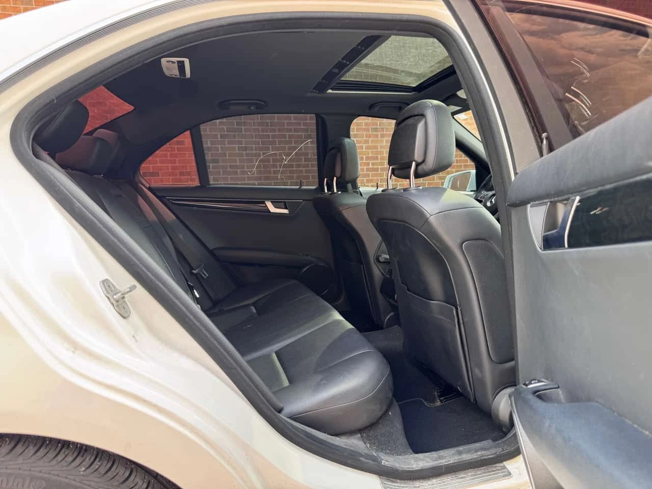 Mercedes-Benz C 300 * АВТОКРЕДИТ БЕЗ ПЪРВОНАЧАЛНА ВНОСКА, снимка 13 - Автомобили и джипове - 55347572