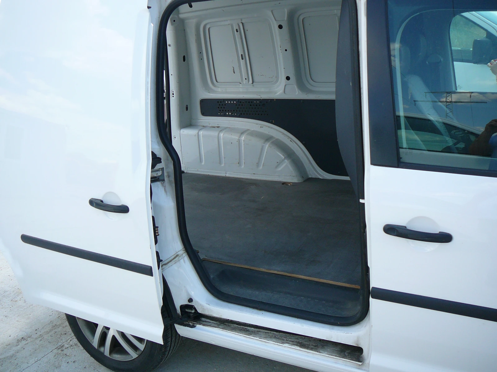 VW Caddy 1.6 tdi klima, снимка 7 - Автомобили и джипове - 55871589